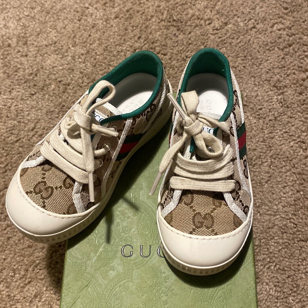 647074 HVKO 25 Fabric Upper and Rubber Sole Worn Once Gucci Shoe